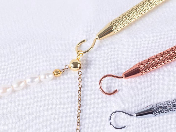 Quick wear jewelry bracelet clip wearing artifact with your own labor-saving tool auxiliary stick